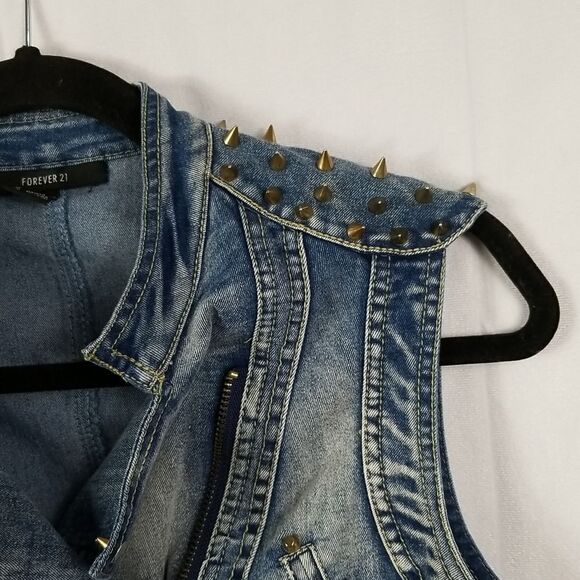 š¤5/$20š¤āFOREVERĀ 21..āspikedājeanāvest.. - Picture 3 of 10